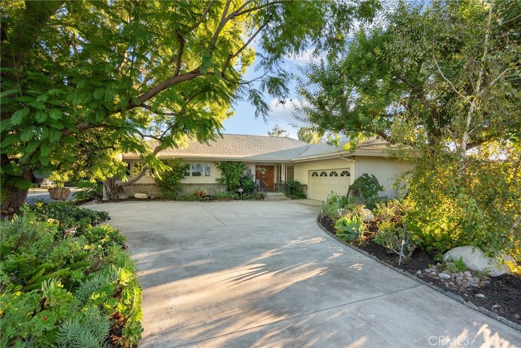 Photo of 19200 Ballinger St, Northridge, CA 91324 (MLS # SR25236957)