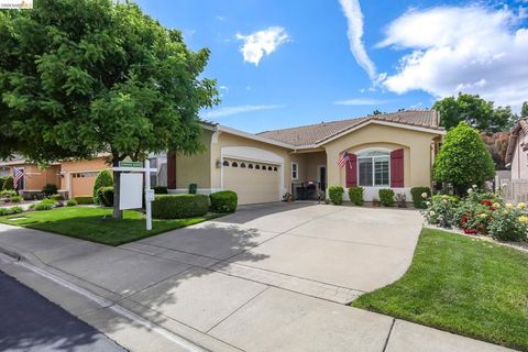 Photo of 485 Coronation Dr Dr, Brentwood, CA 94513 (MLS # 41131191)