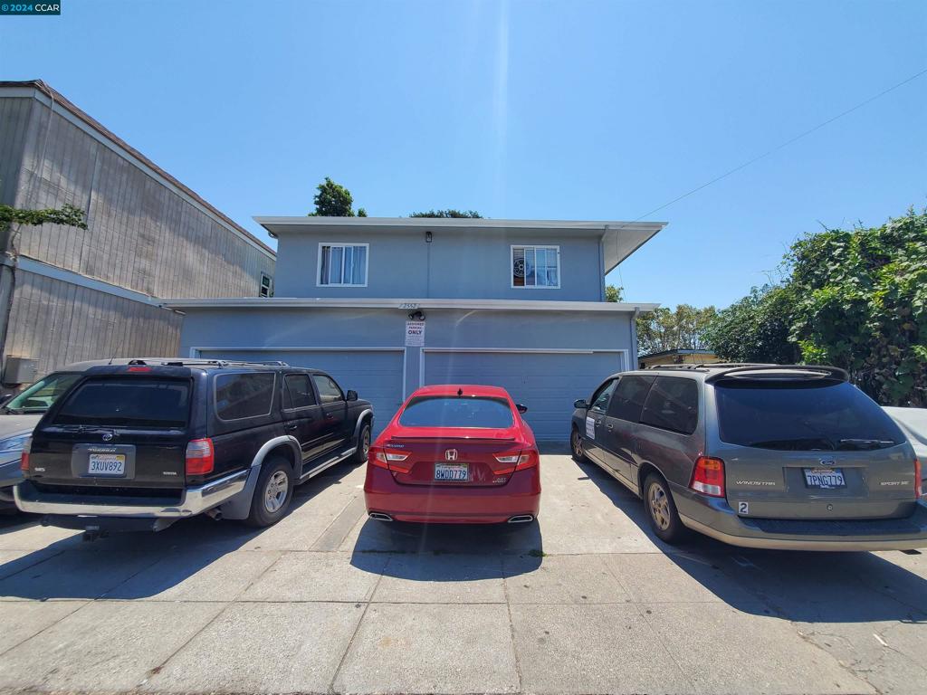 Great investment in a great location off Freeway 580 with cash flow potential for a legal 4 plex. New roof and exterior paint done in 2024. Windows also updated with dual pane windows in previous years. Tenants pay for utilities and water and landlord pays for trash.