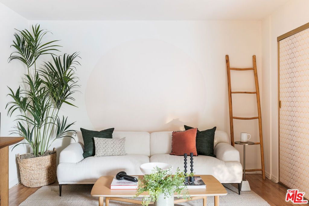 Photo of 532 N Rossmore Avenue #406, Los Angeles, CA 90004 (MLS # 25602727)