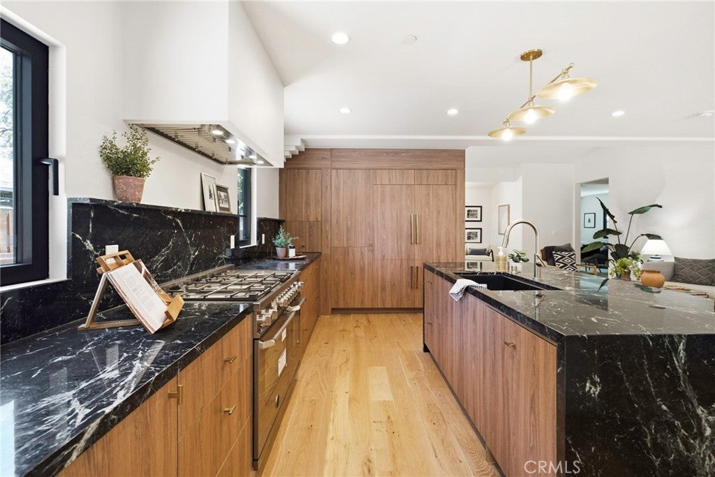 11911 Hartsook St, Valley Village CA 91607