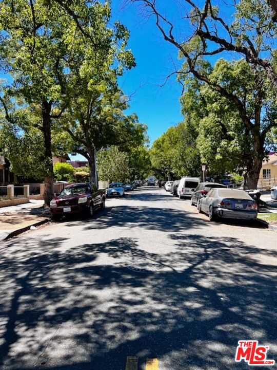 Off campus living. 5 mins from USC. Need something from Market? well, just hop-skip-and-a-jump, It's in your building. How convenient!! remodeled 1 bed 1 bath with 1 secured parking(automatic gate with remote) New ceiling fan with fancy LED light in both the Bedroom and the livingroom.