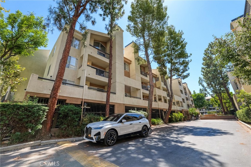 Step into this beautiful 1 bedroom 1 bath unit in the guard gated neighborhood of The Met in Woodland Hills Ca. This property is located perfectly on the second floor and is a corner lot property overlooking the swimming pool. The unit has many new features such as brand new carpet, newer air conditioning and heating, and nice bright white paint. This property is perfect for a first time homebuyer, a older resident looking for a single story with elevator from the garage, or even a perfect investment property. The Met features many pools, basketball courts, full gym, coin laundry, racquet ball courts, and guard gated access. The location of this community is perfect being just minutes from the 101 freeways, Ventura Blvd, great shopping and restaurants.