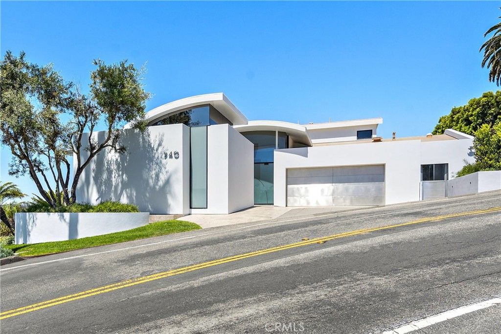 Photo of 940 Summit Drive, Laguna Beach, CA 92651 (MLS # OC25232441)