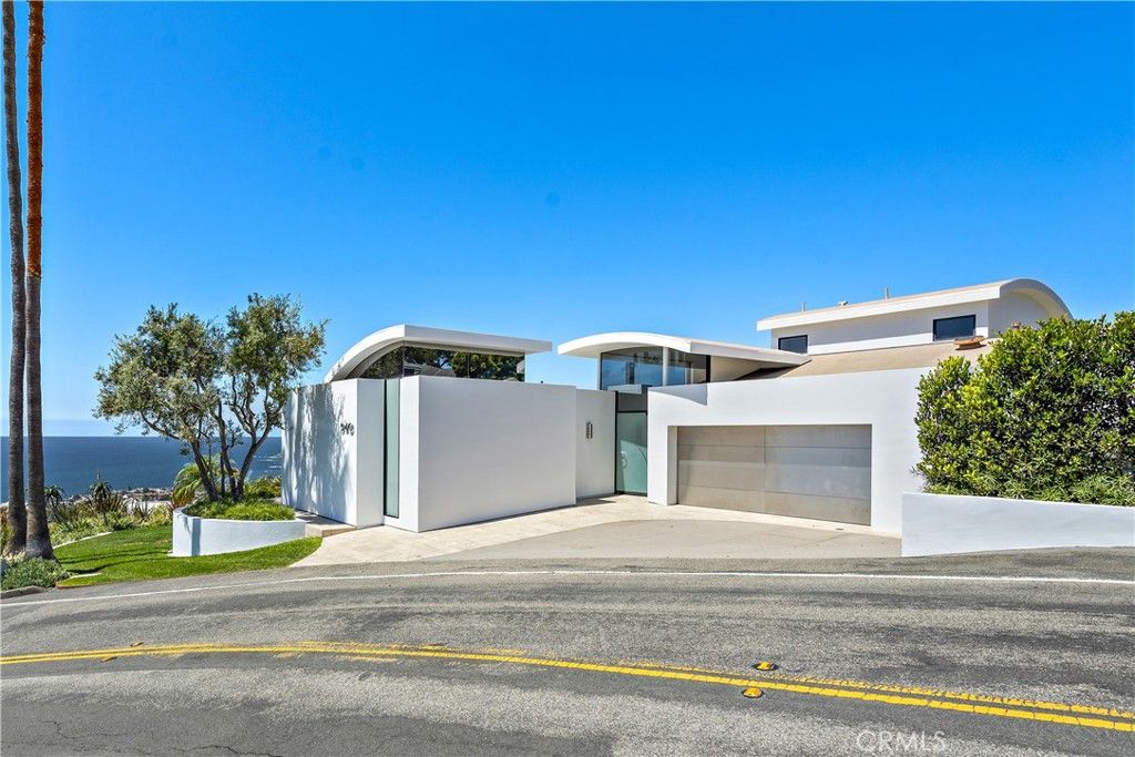 Photo of 940 Summit Drive, Laguna Beach, CA 92651 (MLS # OC25232441)