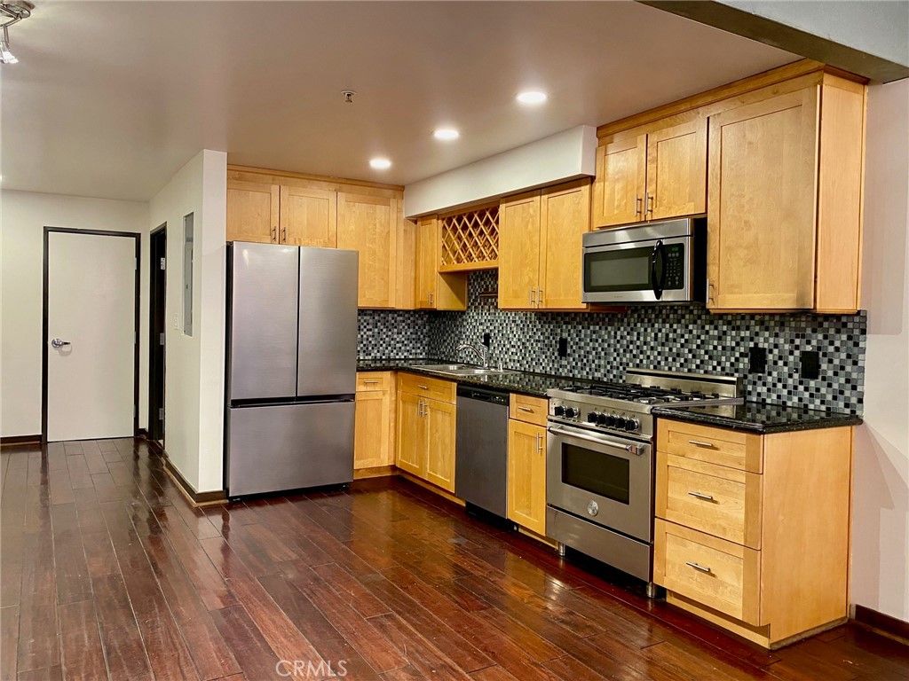 35 N Raymond Avenue 211