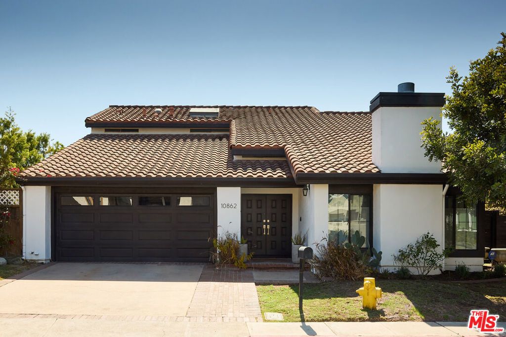 Photo of 10862 Garland Drive, Culver City, CA 90232 (MLS # 25597095)