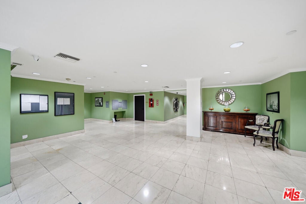 722 S Oxford Avenue 305