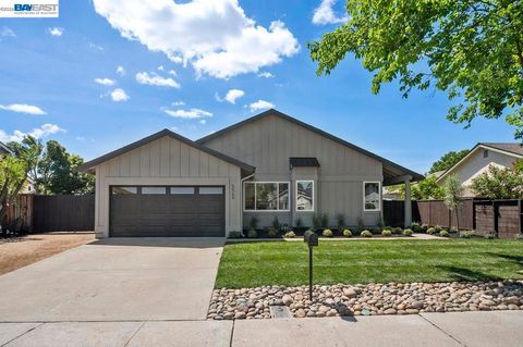 Photo of 5569 Haggin Oaks Ave Ave, Livermore, CA 94551 (MLS # 41132280)