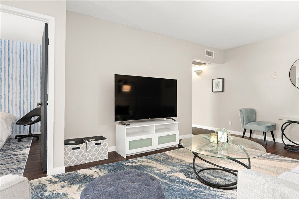 Photo of 18307 Burbank Blvd BLVD #92, Tarzana, CA 91356 (MLS # SR26142185)