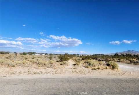 Photo of 10425 Cody Rd, Lucerne Valley, CA 92356 (MLS # HD26221810)