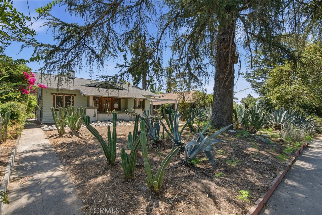 1044 N Hudson Avenue