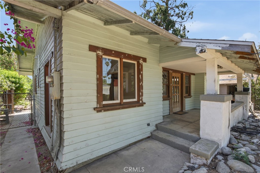 1044 N Hudson Avenue