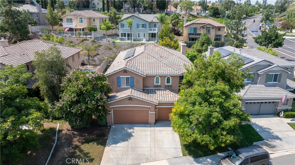Located on a quiet cul-de-sac in the sought-after Tuscany Hills community, this spacious 5-bedroom, 3-bathroom home is ready for its new owner! Enjoy resort-style living with access to incredible amenities including a large swimming pool with sun deck, spa with gazebo, tennis courts, picnic areas, a well-equipped gym, and 24-hour security.
Inside, you'll find brand-new flooring and fresh interior paint throughout. The thoughtfully designed floor plan features one full bedroom and bathroom downstairs, perfect for guests or multi-generational living, with four additional bedrooms and two baths upstairs.
The open-concept kitchen boasts recessed lighting, a large center island, double ovens, gas range, microwave, dishwasher, and ample counter and cabinet space. The kitchen flows seamlessly into the light-filled living area with a cozy fireplace and access to the backyard patio—ideal for BBQs, entertaining, or relaxing.
Retreat to the executive-style primary suite featuring dual vanities, a large soaking tub, oversized walk-in shower, and generous walk-in closet. Additional highlights include a formal dining area, separate living room, upstairs landing with built-in desk and storage, inside laundry room with cabinetry, and a spacious 3-car attached garage.
Conveniently located near top-rated schools, parks, recreation areas, and shopping.
