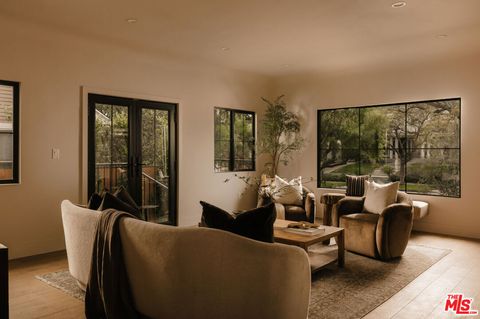 Photo of 580 N Beachwood Drive, Los Angeles, CA 90004 (MLS # 26794855)