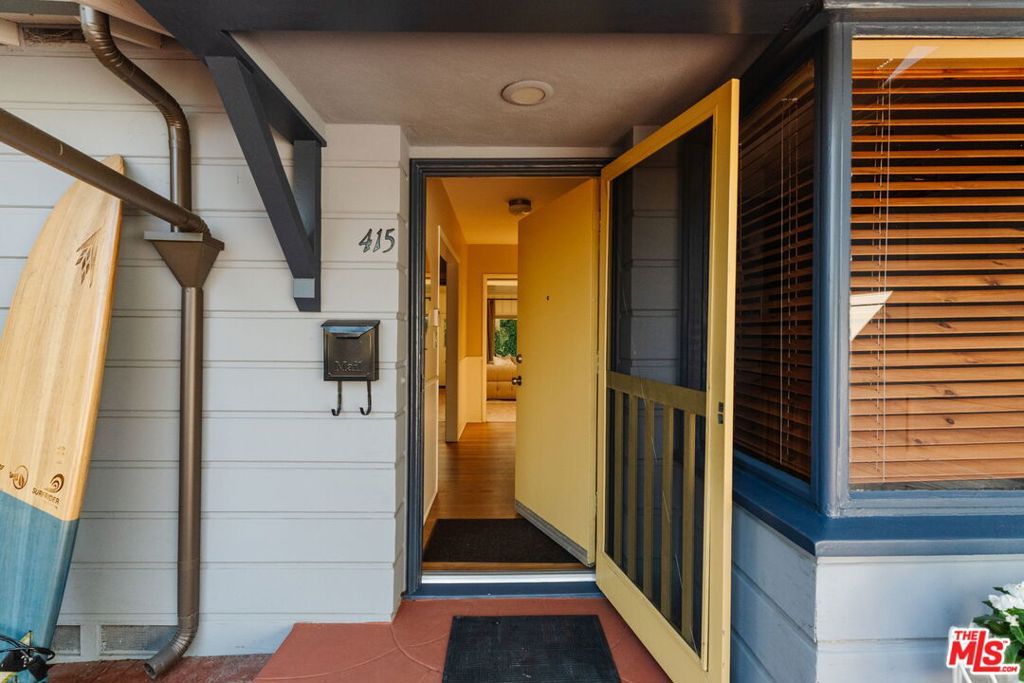 Photo of 415 Arbramar Avenue, Pacific Palisades, CA 90272 (MLS # 25601897)