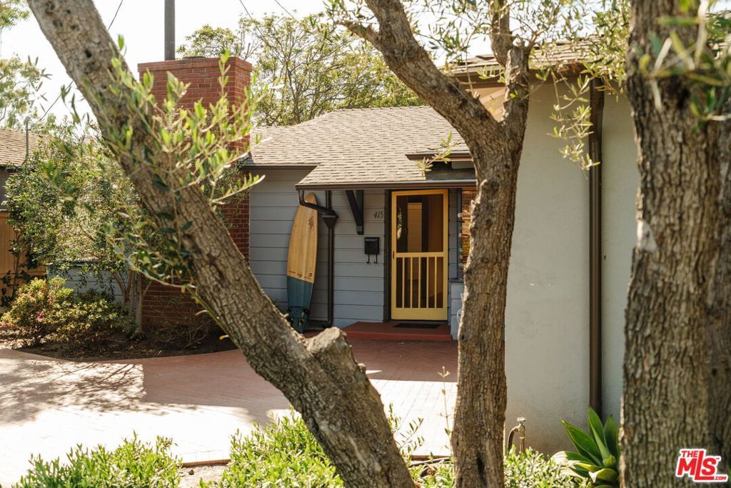 Photo of 415 Arbramar Avenue, Pacific Palisades, CA 90272 (MLS # 25601897)