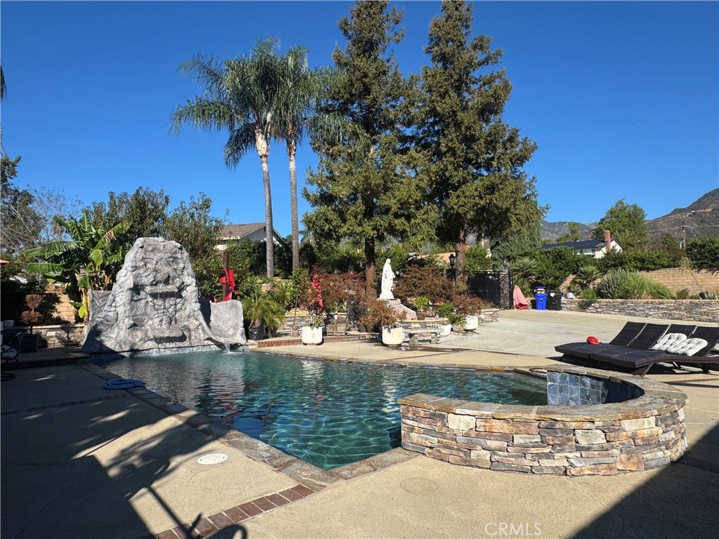 2277 N San Antonio