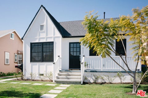 Photo of 6111 S HARCOURT Avenue, Los Angeles, CA 90043 (MLS # 26103967)