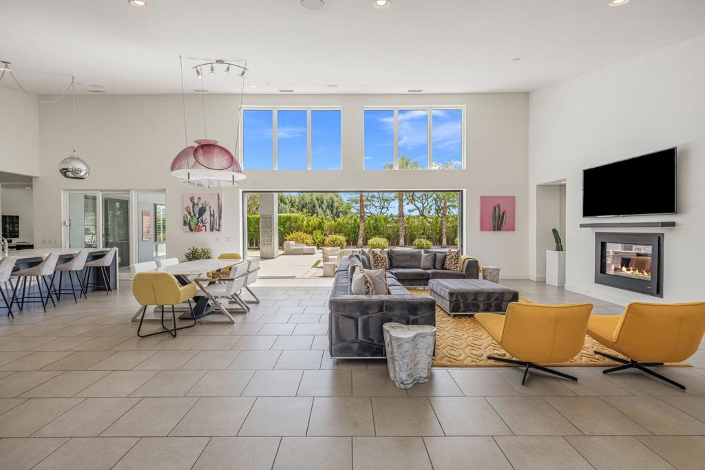 24 Via Monaco