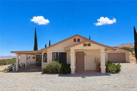 Photo of 25274 Skyline RD, Apple Valley, CA 92308 (MLS # HD26118198)