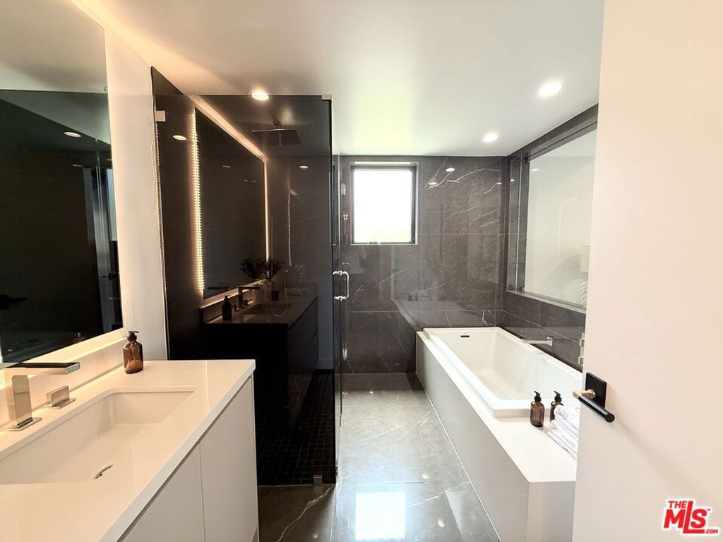 listing image 130725880416141648180