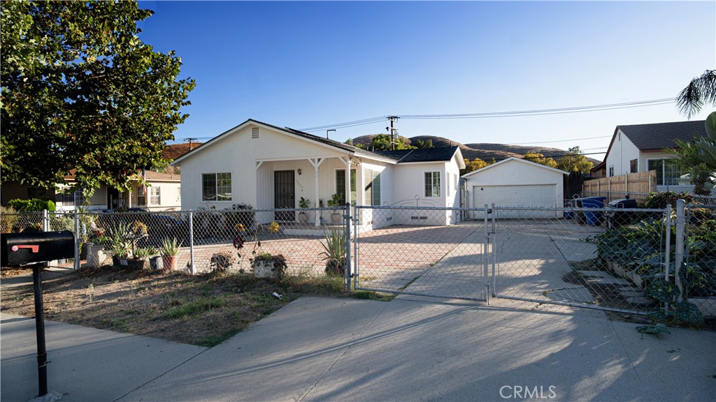 Main image without alt text