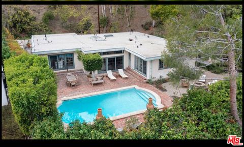 Photo of 10213 Cielo Drive, Beverly Hills, CA 90210 (MLS # 26639693)