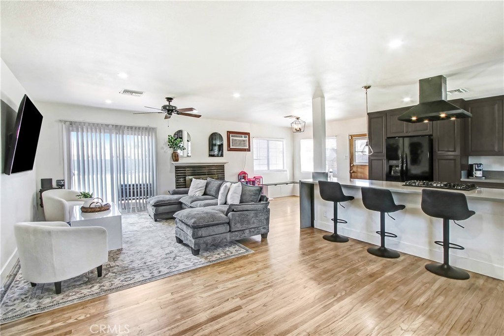 40796 E Whittier