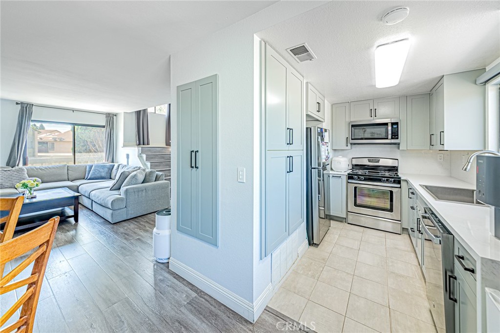 301 W Gladstone Street 13
