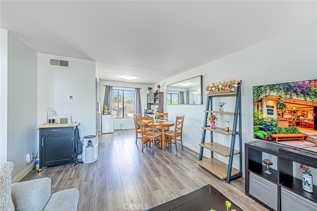 301 W Gladstone Street 13