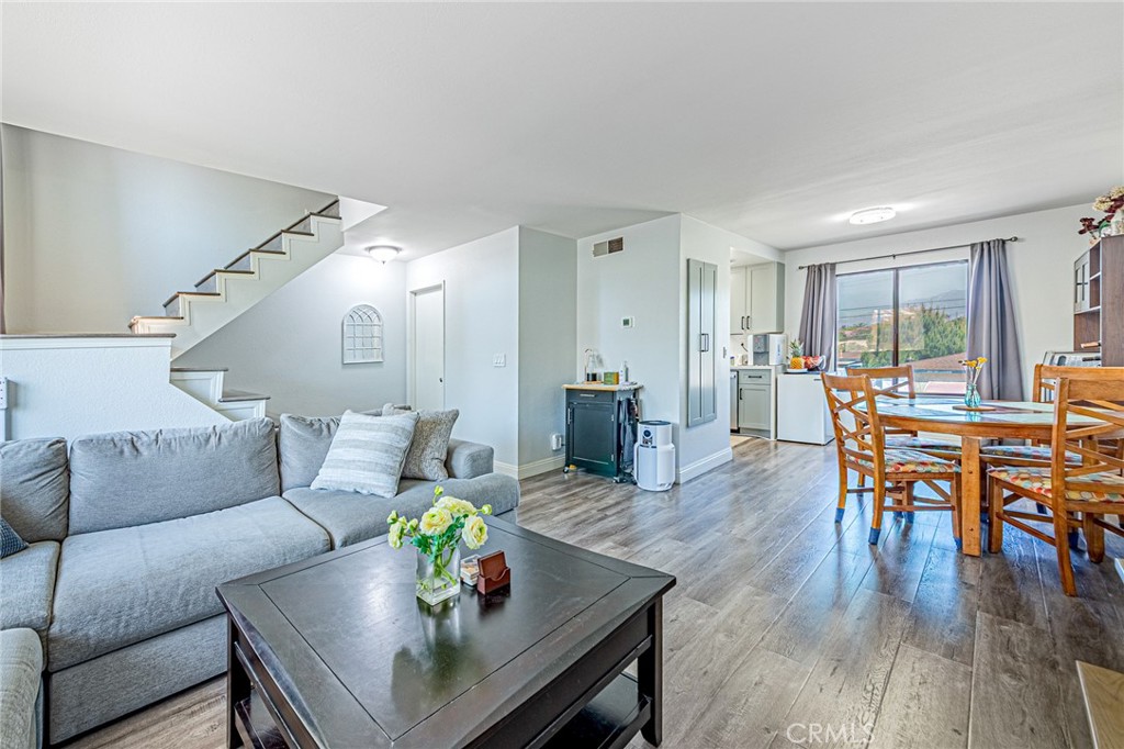 301 W Gladstone Street 13