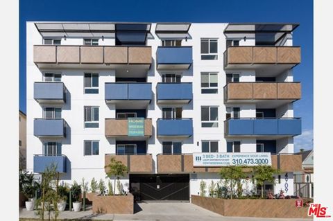 Photo of 4909 Rosewood Avenue #406, Los Angeles, CA 90004 (MLS # 26650385)