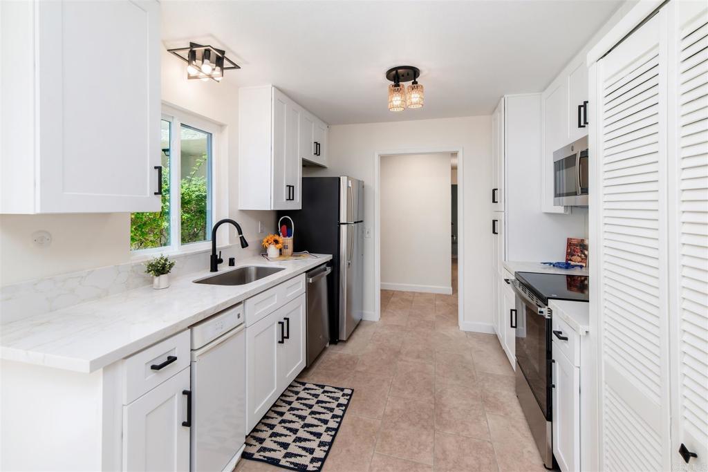 2304 Altisma Way WAY 108, Carlsbad CA 92009
