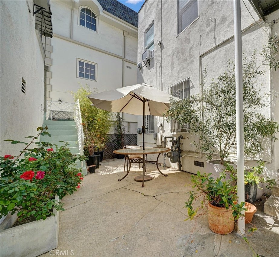 Photo of 124 S Elm Drive #9, Beverly Hills, CA 90212 (MLS # SR26195083)