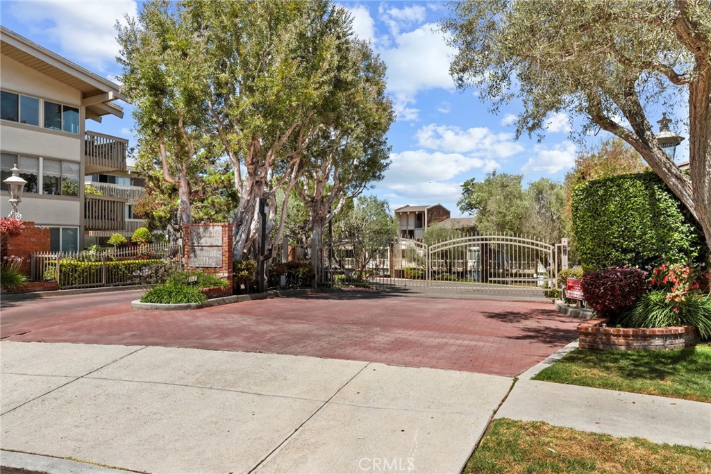 6542 Ocean Crest Drive B208