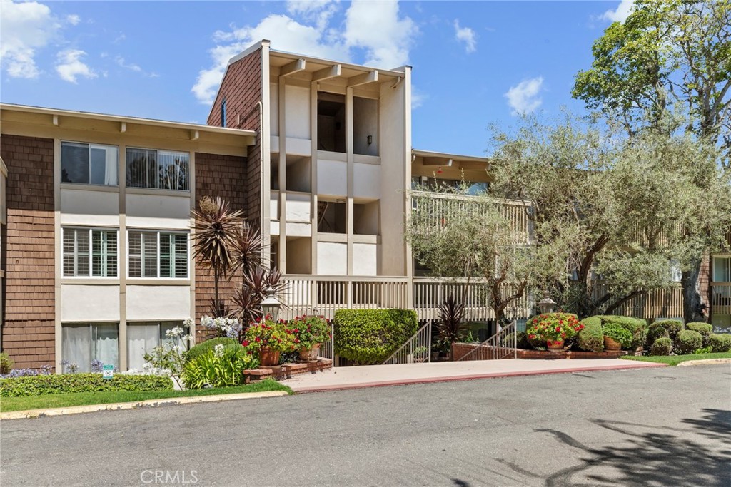 6542 Ocean Crest Drive B208
