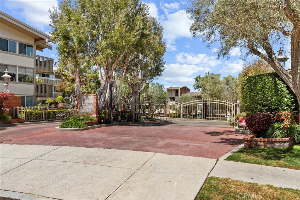 6542 Ocean Crest Drive B208