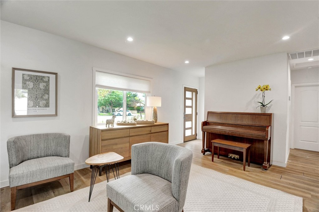929 N Sunset