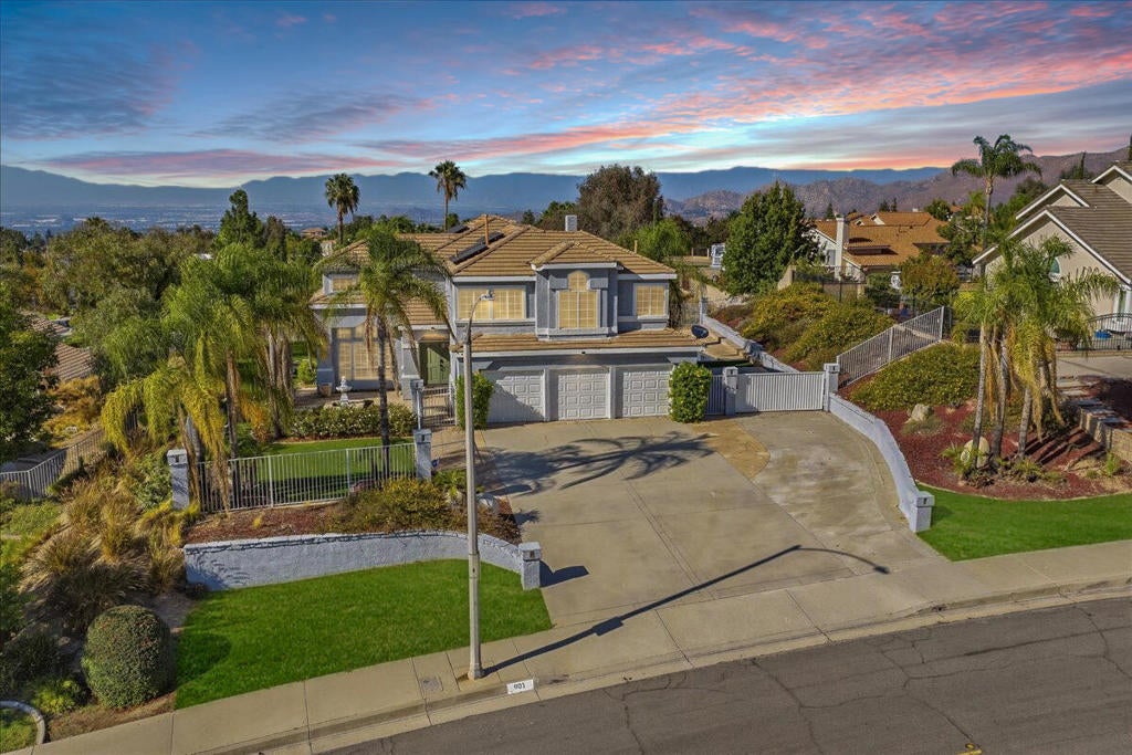 901 Clearwood Avenue