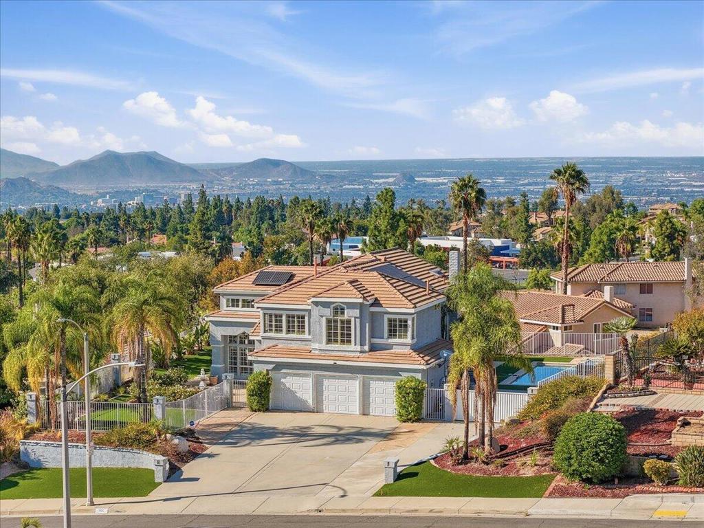 901 Clearwood Avenue