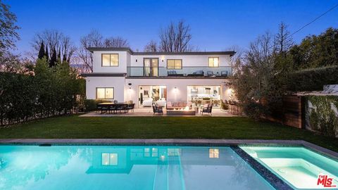 Photo of 2408 Castle Heights Avenue, Los Angeles, CA 90034 (MLS # 26717035)