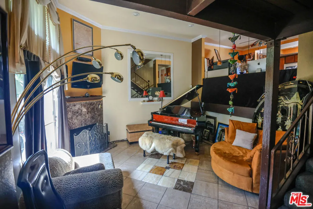 Van Nuys, California 91405, United States, 2 Bedrooms Bedrooms, ,3 BathroomsBathrooms,Residential,Active,215234