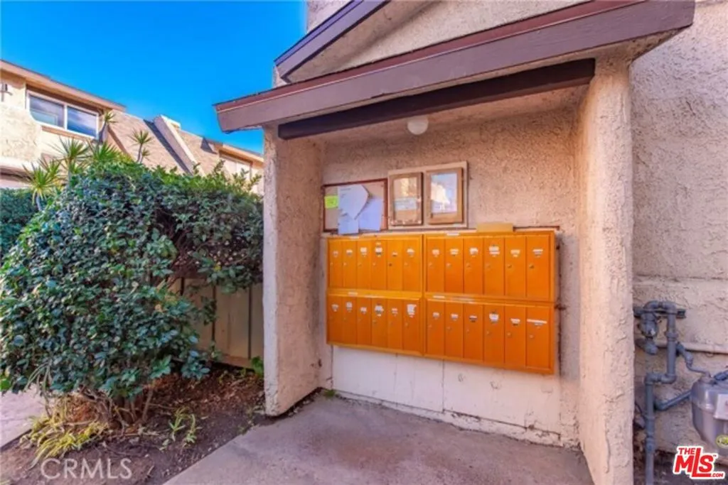 Van Nuys, California 91405, United States, 2 Bedrooms Bedrooms, ,3 BathroomsBathrooms,Residential,Active,215234