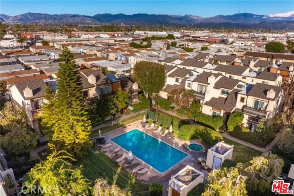 Van Nuys, California 91405, United States, 2 Bedrooms Bedrooms, ,3 BathroomsBathrooms,Residential,Active,215234