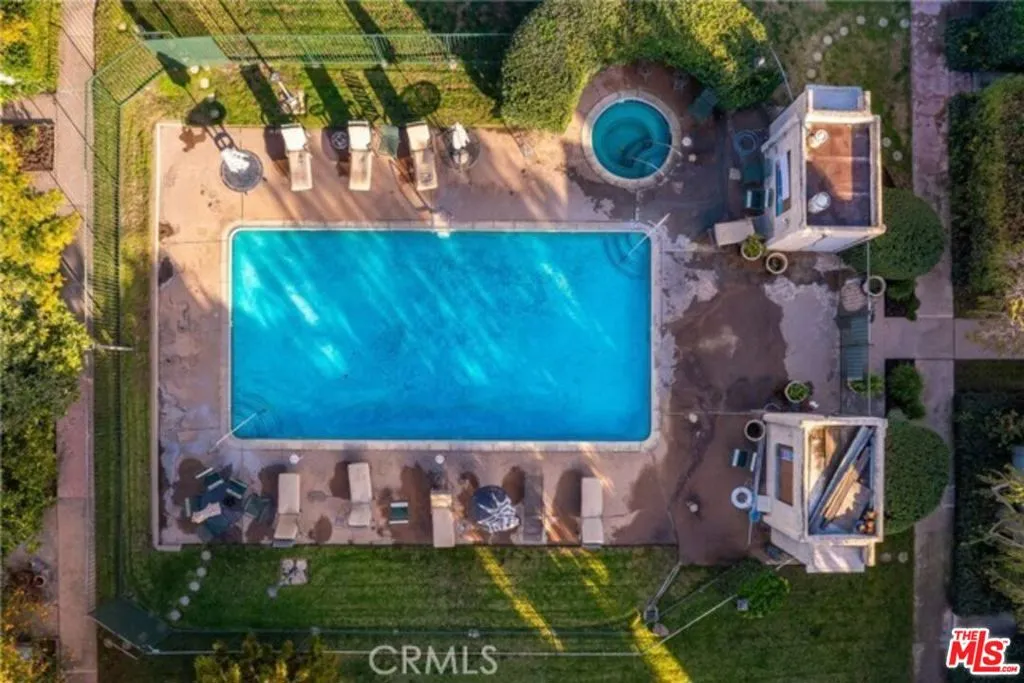 Van Nuys, California 91405, United States, 2 Bedrooms Bedrooms, ,3 BathroomsBathrooms,Residential,Active,215234