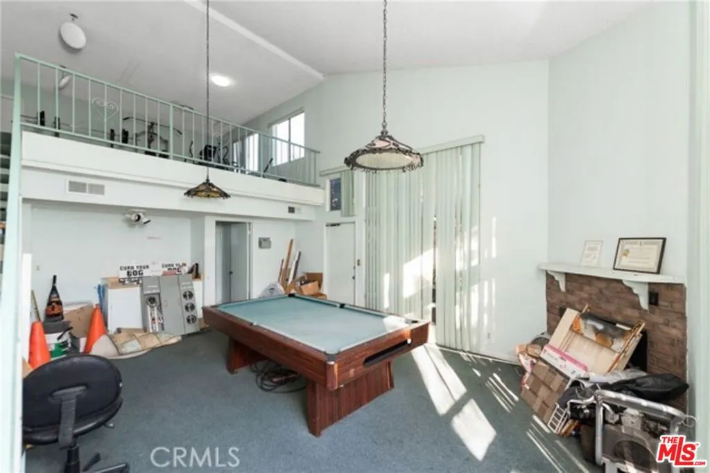 Van Nuys, California 91405, United States, 2 Bedrooms Bedrooms, ,3 BathroomsBathrooms,Residential,Active,215234