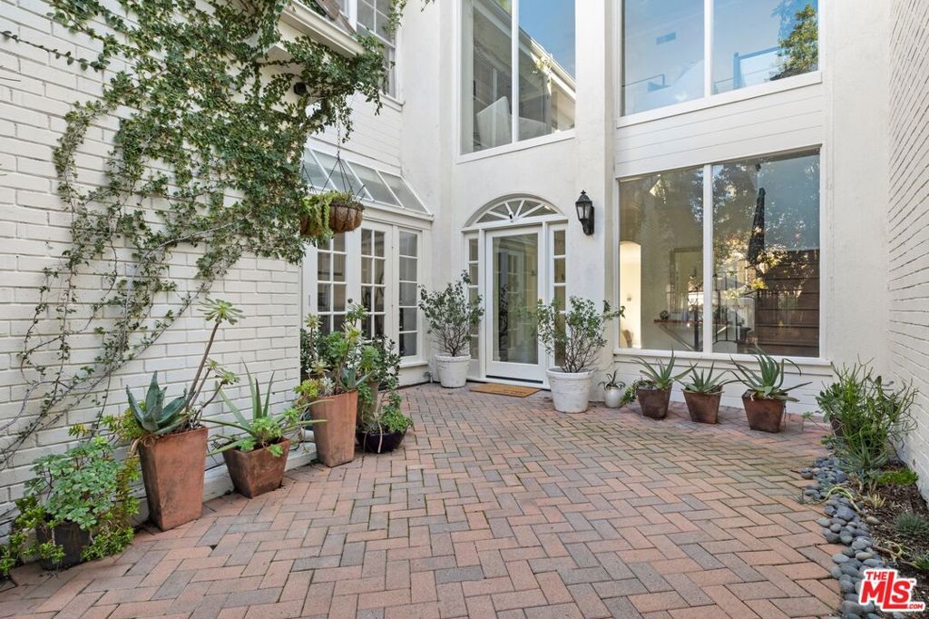Photo of 12320 Ridge Circle, Los Angeles, CA 90049 (MLS # 25573891)