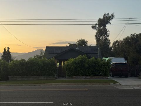 Photo of 1827 E Citrus AVE, Redlands, CA 92374 (MLS # CV26161934)