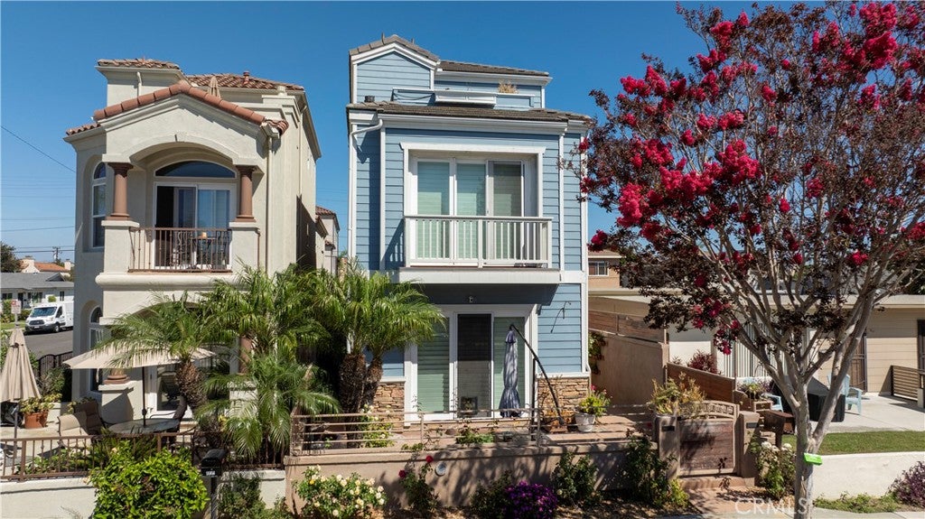 Photo of 1020 California ST, Huntington Beach, CA 92648 (MLS # OC26214470)